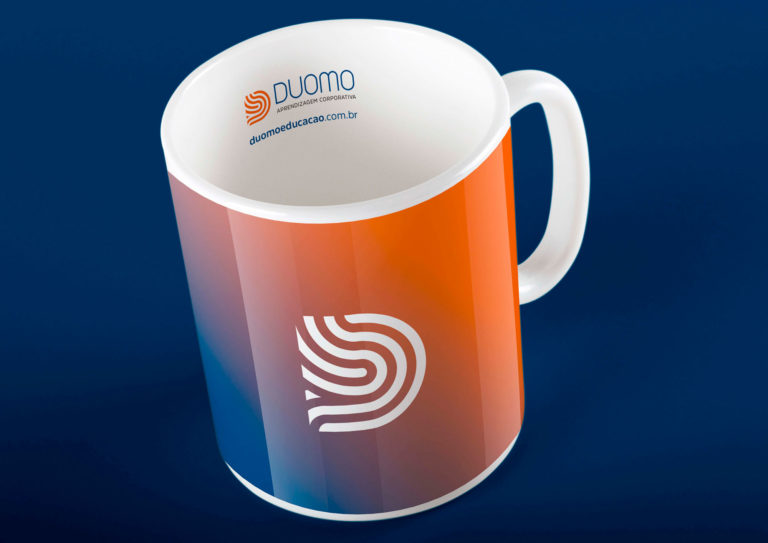 00-Identidade-Visual-Logo-aplicada-Duomo-brinde-caneca-vibreagencia